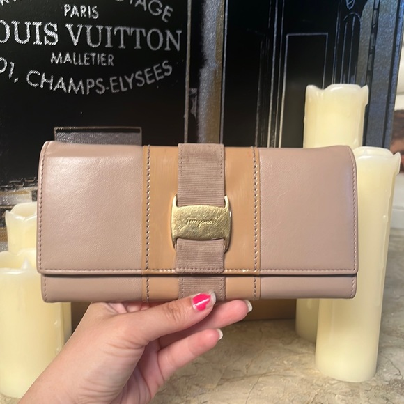 🎉HOST PICK🎉Salvatore Ferragamo Long Vera Wallet- JP-22-B880 - Picture 1 of 13